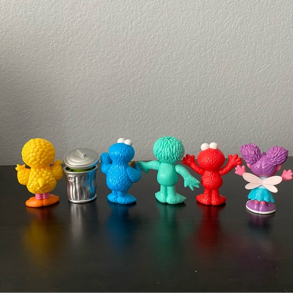 Sesame Street Neighborhood Friends, 6-piece Poseable Figurines - Picture 3 of 11